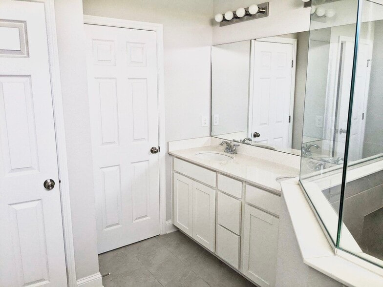 MASTER BATHROOM - 250 Convex Ln