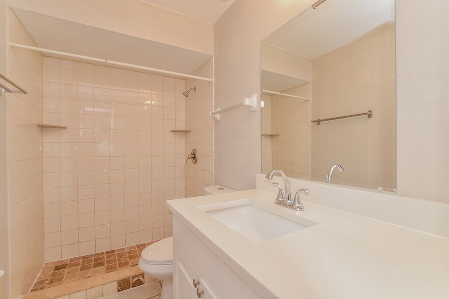 Building Photo - 1448 La Paloma Cir