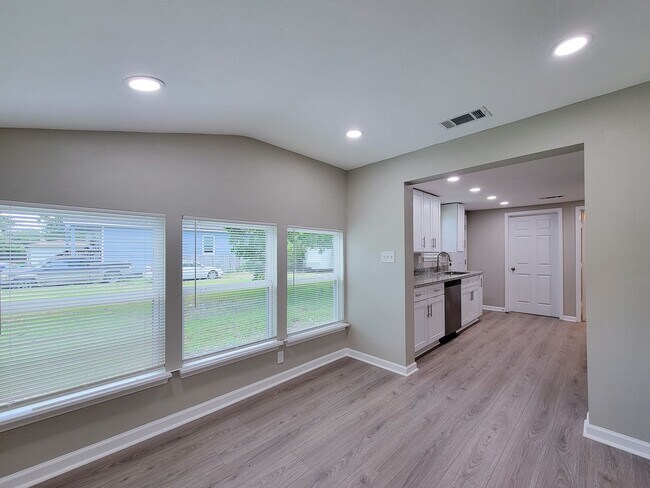 Building Photo - BEAUTIFUL REMODELED 3 BEDROOM 2 BATH IN LA...