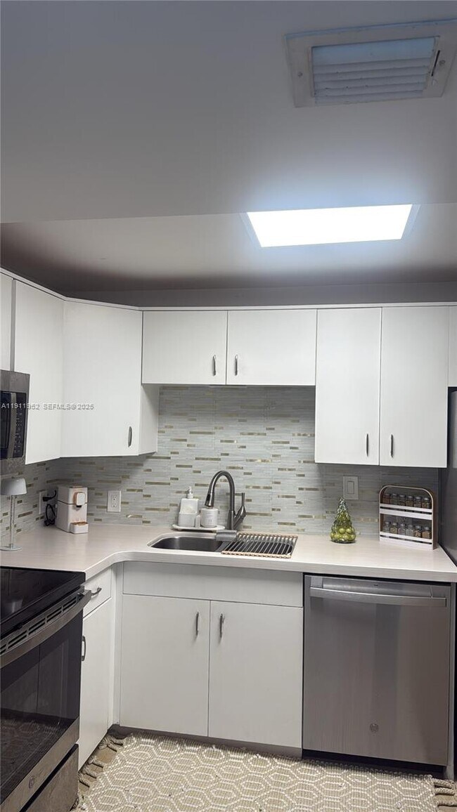 Building Photo - 100 Bayview Dr