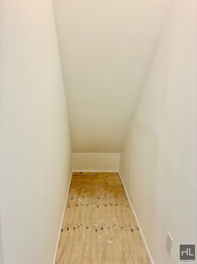 Building Photo - 2.5 bedroom, 1 bath with private porch, Dw, microwave & W/D utilities included