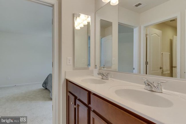 Building Photo - 42558 Stratford Landing Dr
