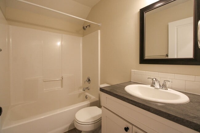 Building Photo - 860 Boxwood Ln SE