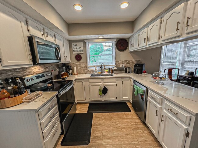 Building Photo - Beautiful and Spacious 4 Bedroom 2.5 Bathr...