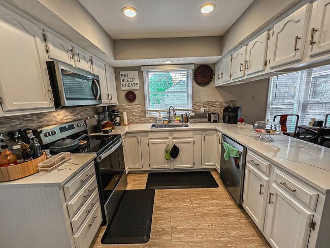 Building Photo - Beautiful and Spacious 4 Bedroom 2.5 Bathroom Home Sitting on Extensive Lot In Desired Xanadu Est...