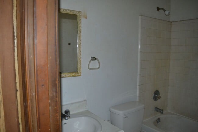 Building Photo - 816 Gilmore St