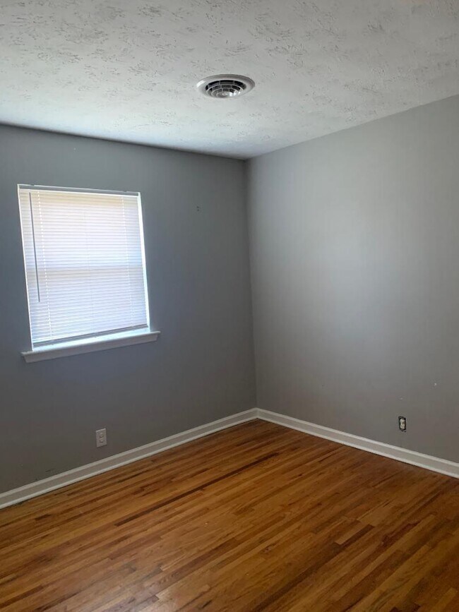 Building Photo - 3514 River Park Dr