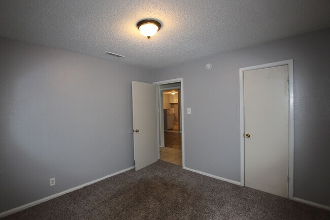 Building Photo - 2327 Plume Dr