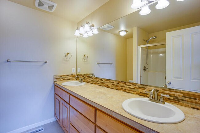 Building Photo - BEAUTIFUL THREE BEDROOM IN HAZEL DELL