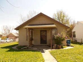 Building Photo - 3 Bedroom 1 Bath Located Denver Area