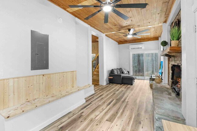 Building Photo - 124 Glad Tidings Ln