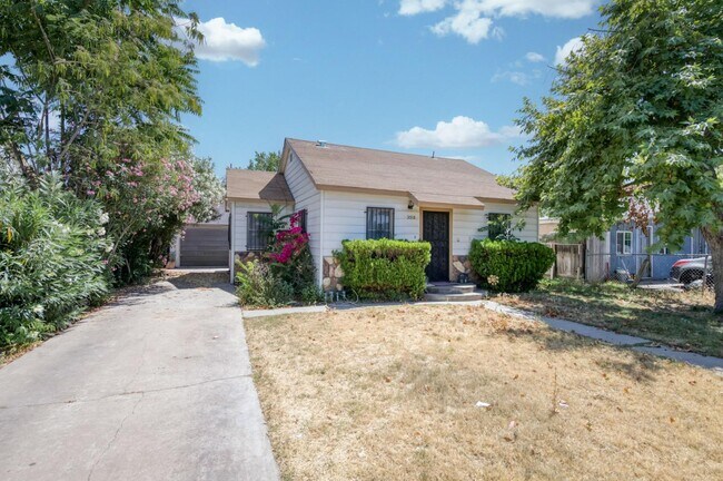 Building Photo - 3518 E Clay Ave