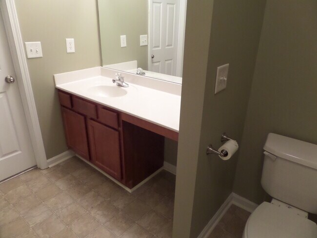 Building Photo - Rare 2 bed 2.5 bath  located in Kennesaw m...