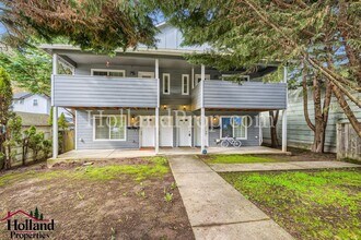 Building Photo - Spacious 2 Bedroom, 2 Bathroom Apartment with Dual Decks in Northeast Portland! NEW PRICE $1,750 !!