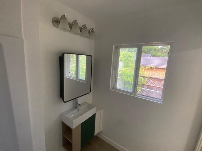 Building Photo - Terrific Fairfax Location**Washer/Dryer**Yard**Storage**Parking**