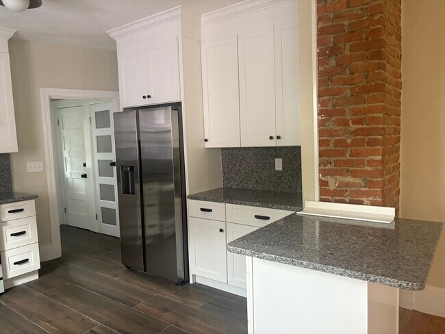 Building Photo - 14 Fairview St