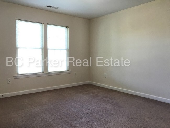 Building Photo - 2 Bed, 2 Bath - Duplex