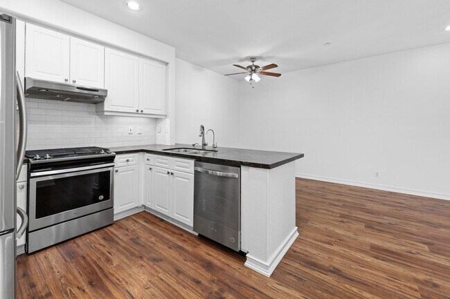 Building Photo - 10722 Sabre Hill Dr
