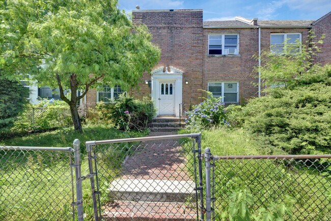 Building Photo - 1221 Raum St NE