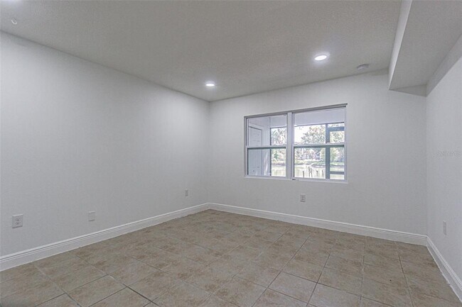 Building Photo - 556 Clearwater Largo Rd