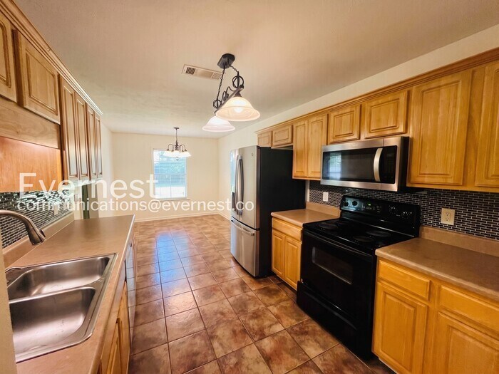 Building Photo - 223 Crosscreek Dr