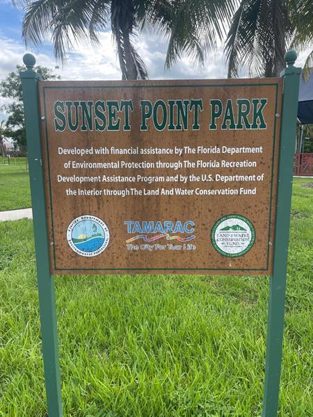 Building Photo - 8021 Sanibel Dr