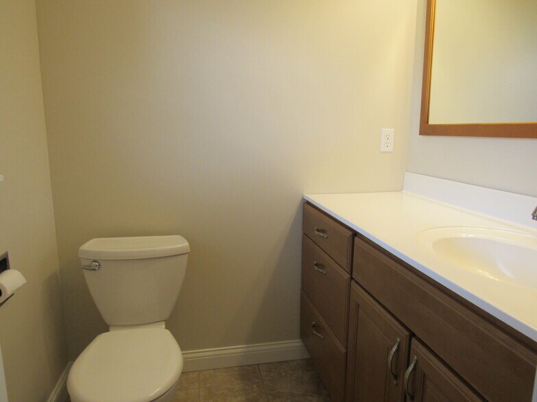 Building Photo - 233 Manor Dr