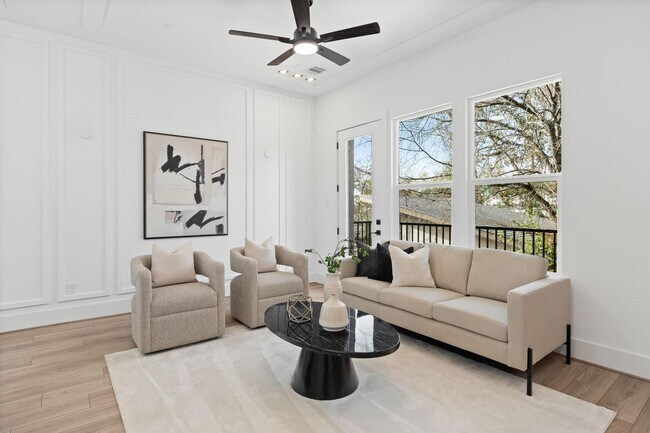 Building Photo - 905 Woodcrest Dr