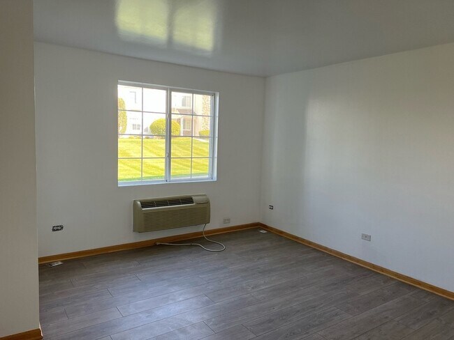 Building Photo - 2115 Silverstone Dr
