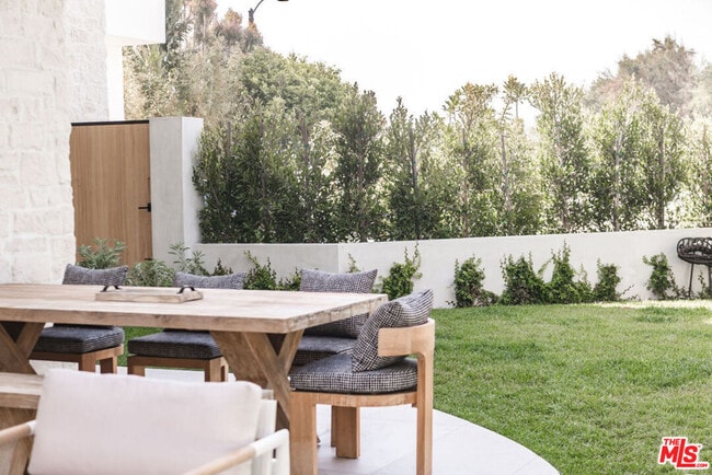 Building Photo - 606 N Ardmore Ave