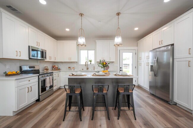 Building Photo - 2775 Village Dr