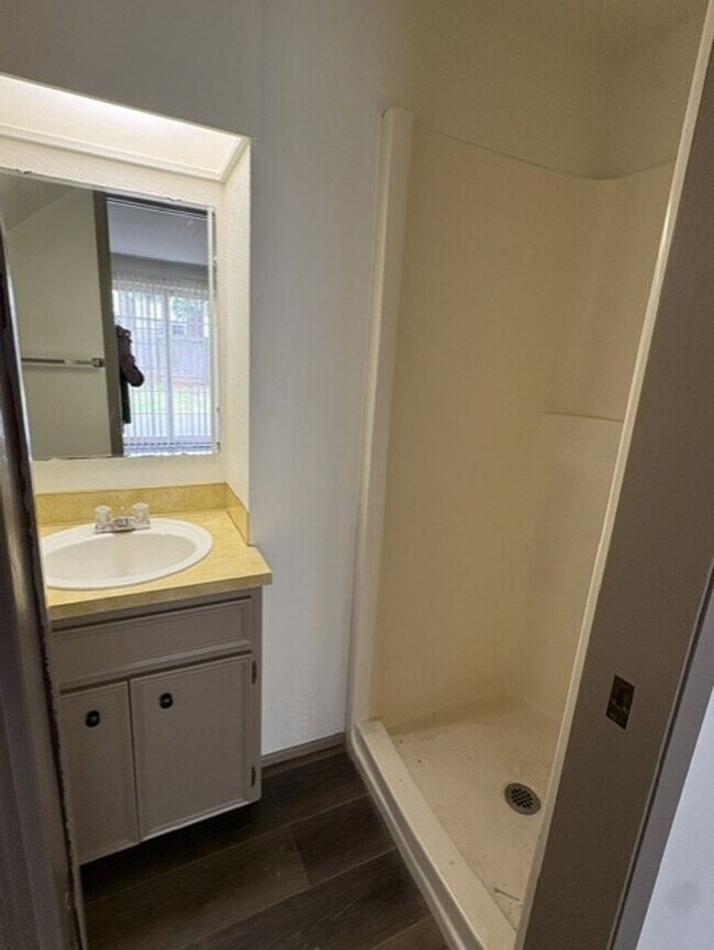Building Photo - Newly remodeled Thurston  Home