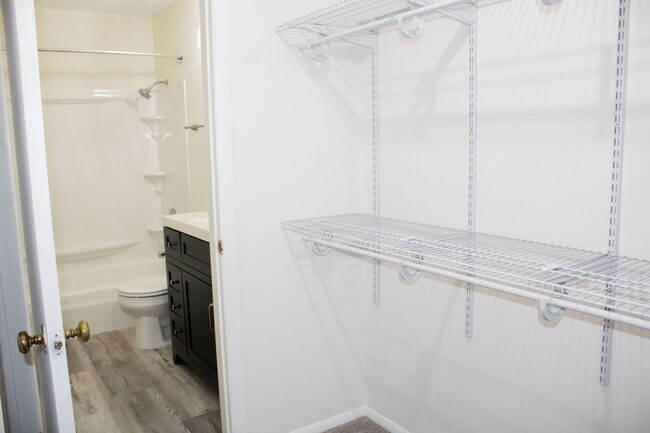 Building Photo - Updated 1 Bedroom Condo in Brown Deer