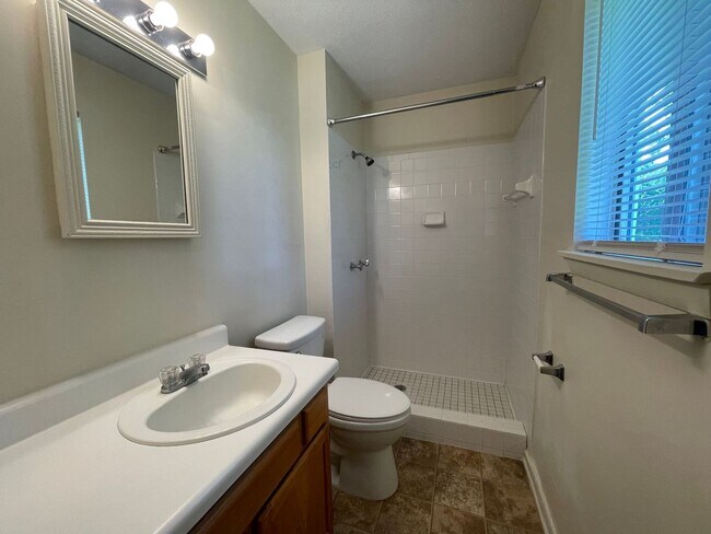 Building Photo - 4 bedroom, 2 bath House