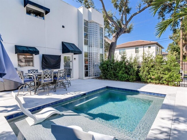 Building Photo - 3219 W San Juan St