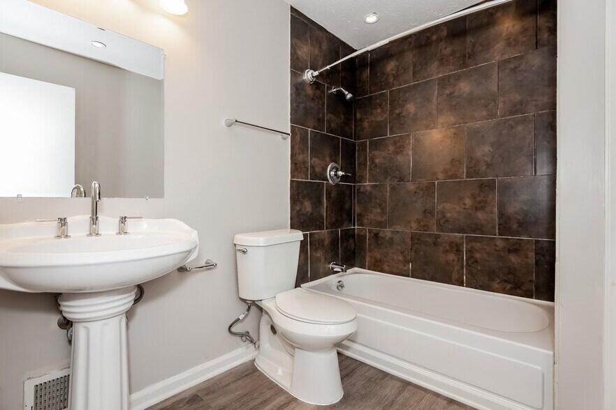 Building Photo - 9453 Forest Knoll Dr