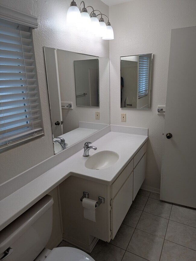 Building Photo - 3 Bed/2 Bath Townhome in Poway