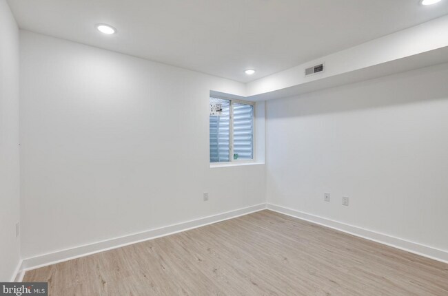 Building Photo - 922 W Arizona St