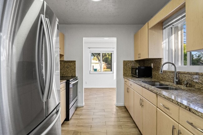 Building Photo - Comfortable Oakland Park Living - 3BR with Outdoor Space
