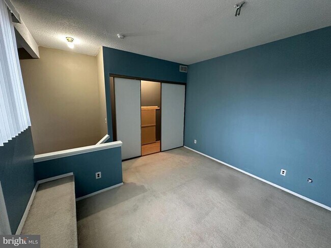 Building Photo - 208 Heritage Dr