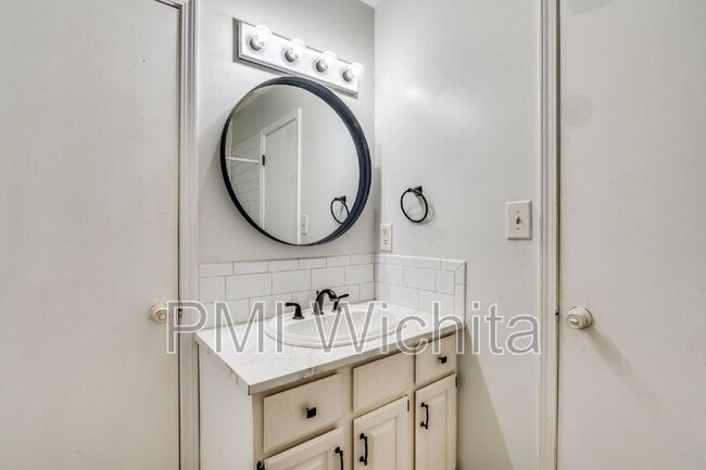 Building Photo - 1707 E Pinion Rd