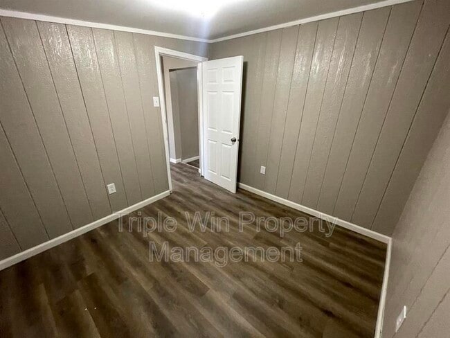 Building Photo - 10261 Imperial Dr