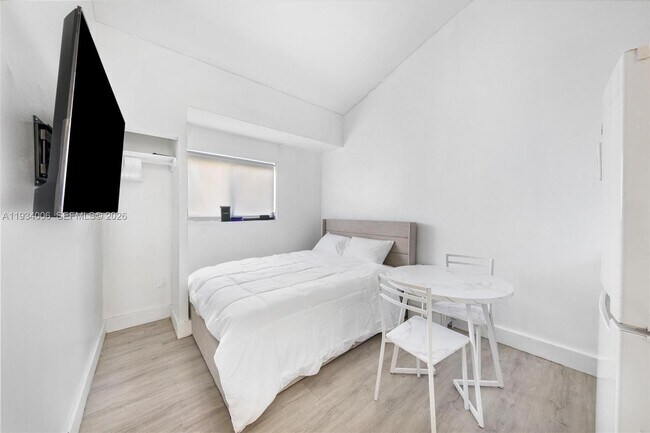 Building Photo - 2520 SW 20th St