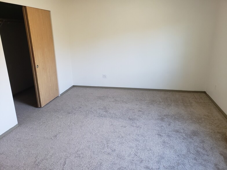 Spacious master bedroom with full bath - 504 Alder Plz