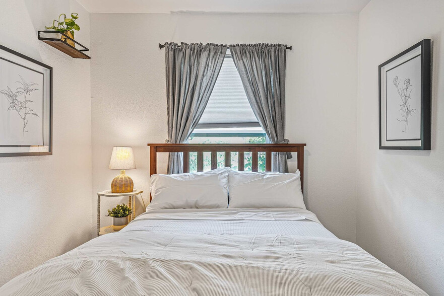 Building Photo - 5909 Cherry Loop