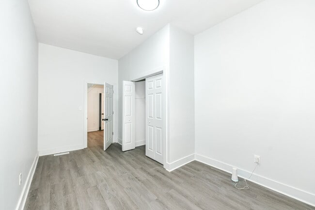 Building Photo - 942 W 27th St