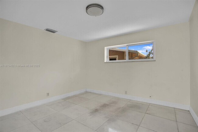 Building Photo - 612 SE 8th Ave