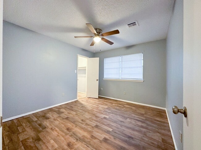 Building Photo - 6619 NW Denver Ave