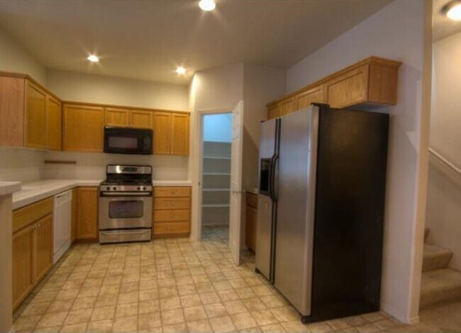 Building Photo - Corner 2 Bed 2.5 Bath Townhome - Garage and Washer/Dryer + Convenient to Nike, Intel and More!