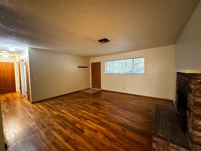 Building Photo - 3 Bedroom 2 Bath Home Located in Arcata!